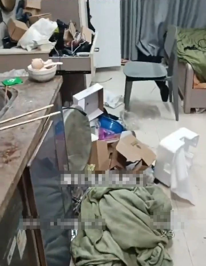 Khách trọ để lại hàng chục chai nước tiểu chất kín phòng, chủ nhà mất 2 tiếng mới dọn hết