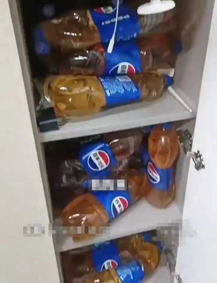 Khách trọ để lại hàng chục chai nước tiểu chất kín phòng, chủ nhà mất 2 tiếng mới dọn hết