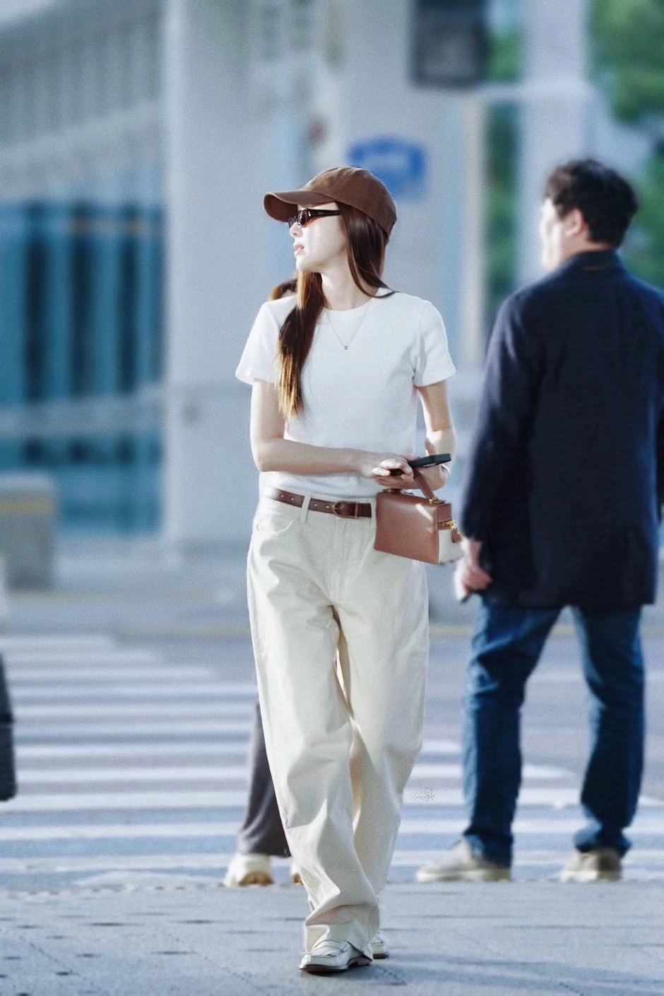 Khán giả vây kín công chúa Kpop tại sân bay Tân Sơn Nhất