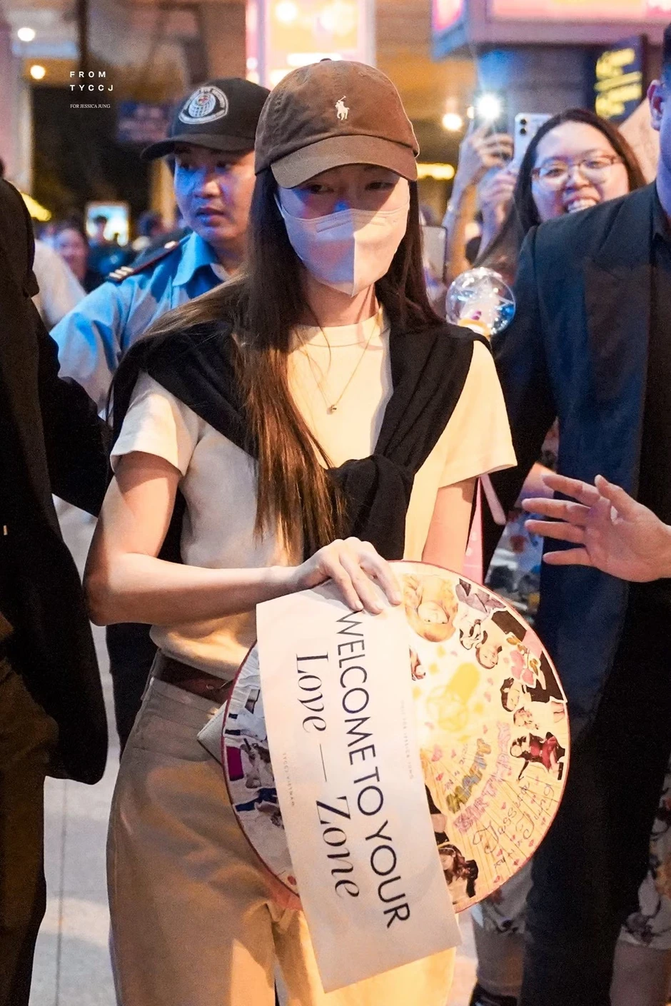 Khán giả vây kín công chúa Kpop tại sân bay Tân Sơn Nhất