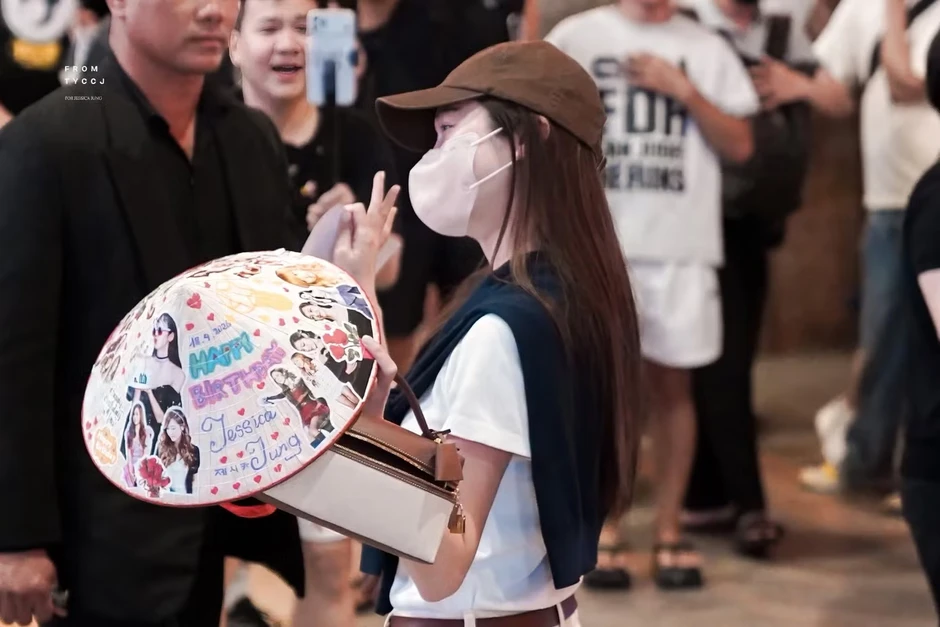 Khán giả vây kín công chúa Kpop tại sân bay Tân Sơn Nhất