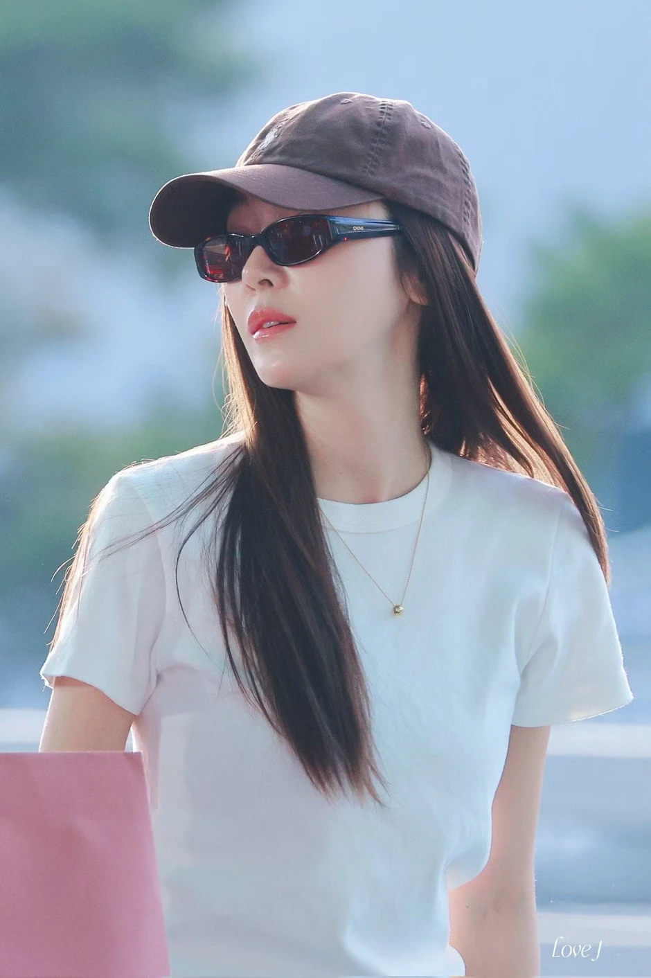 Khán giả vây kín công chúa Kpop tại sân bay Tân Sơn Nhất