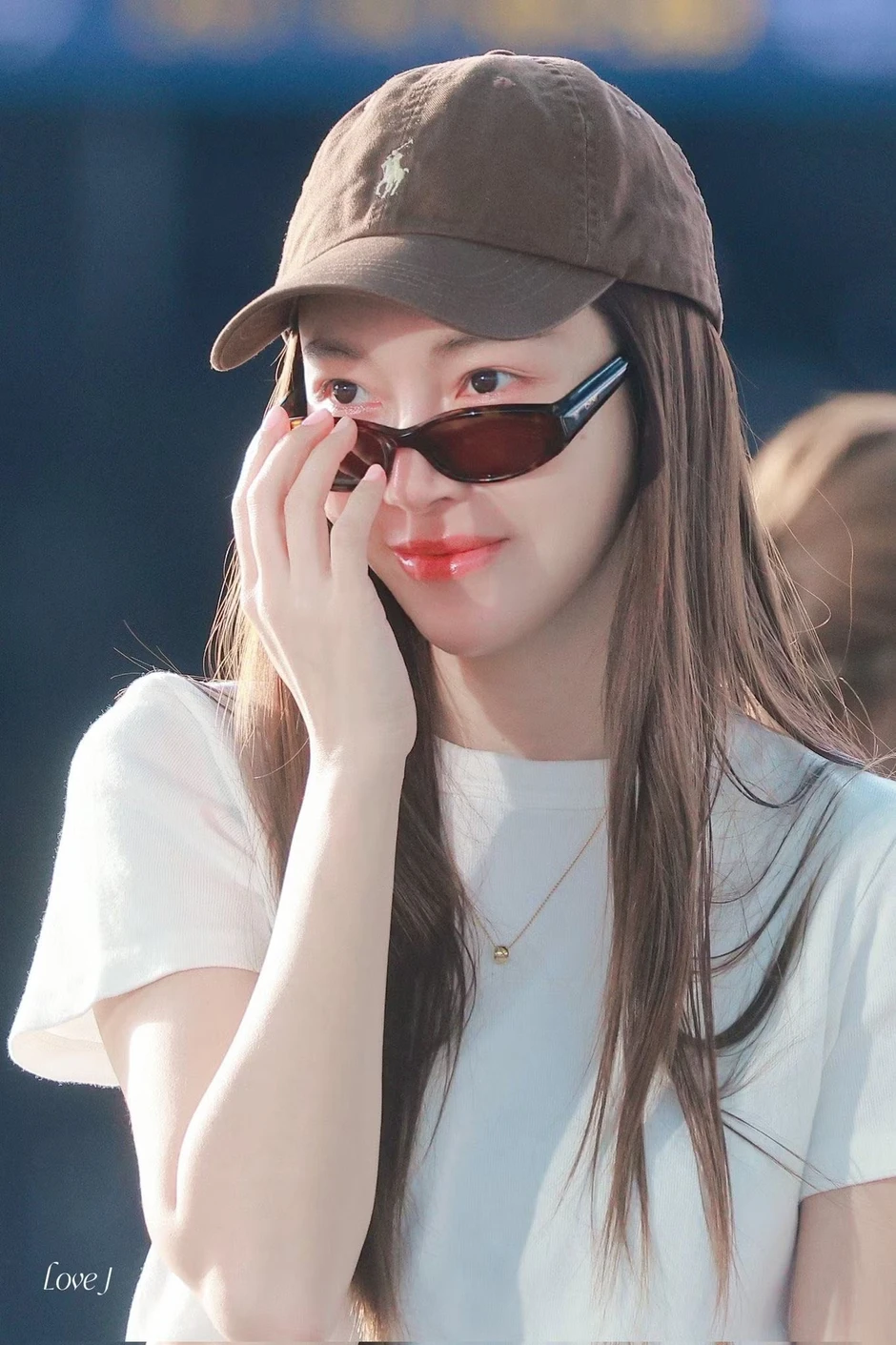 Khán giả vây kín công chúa Kpop tại sân bay Tân Sơn Nhất