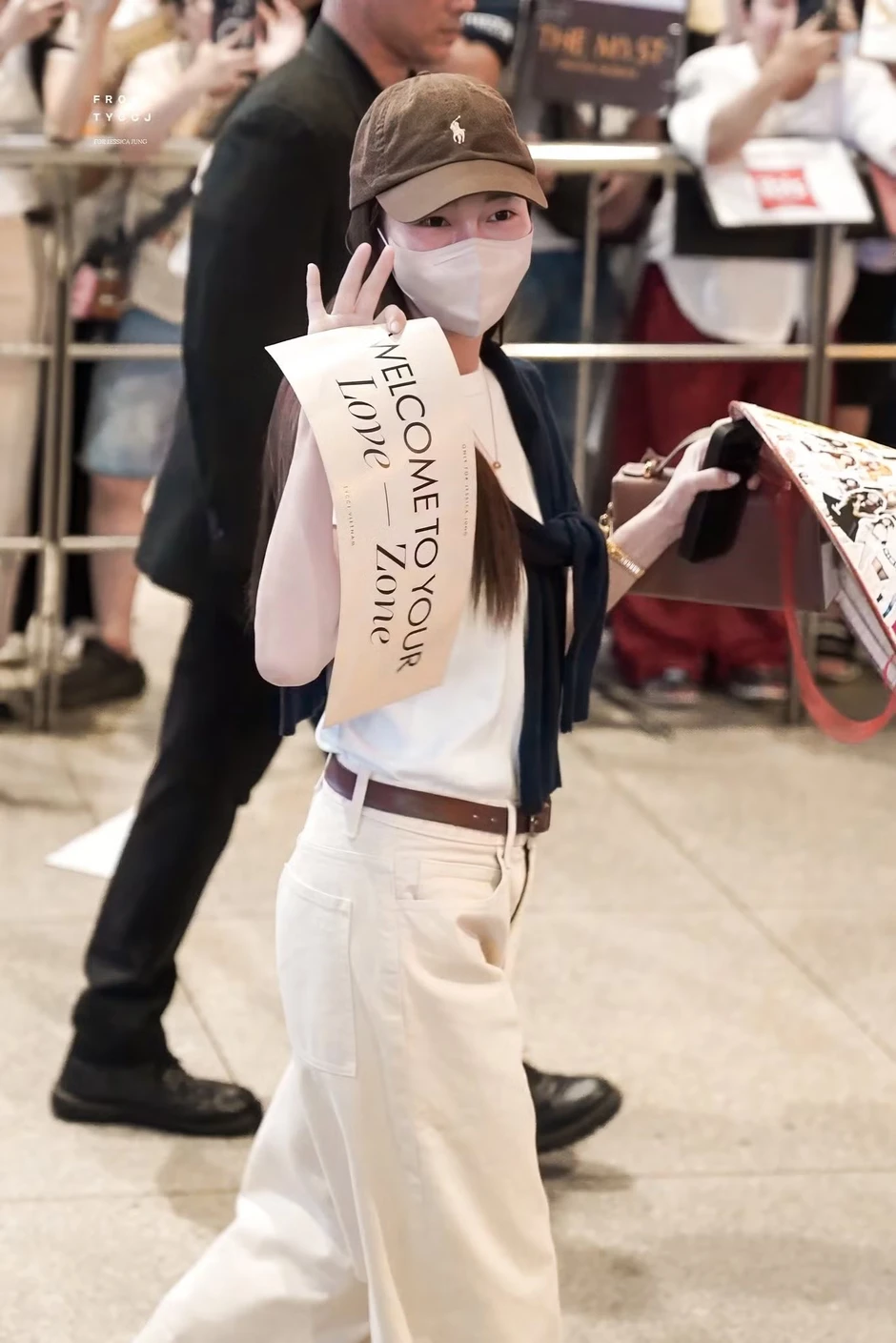 Khán giả vây kín công chúa Kpop tại sân bay Tân Sơn Nhất