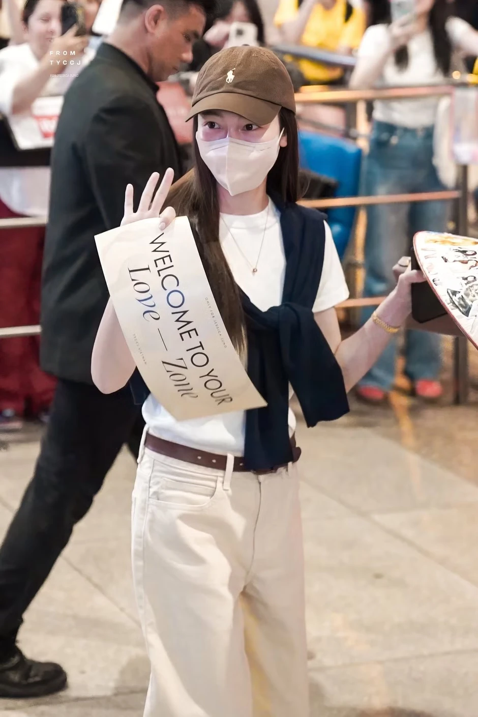 Khán giả vây kín công chúa Kpop tại sân bay Tân Sơn Nhất