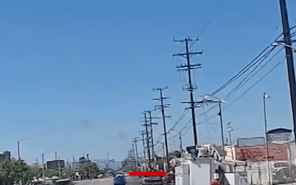 Khoảnh khắc kinh hoàng: Máy bay đâm vào cột điện rồi rơi xuống đất