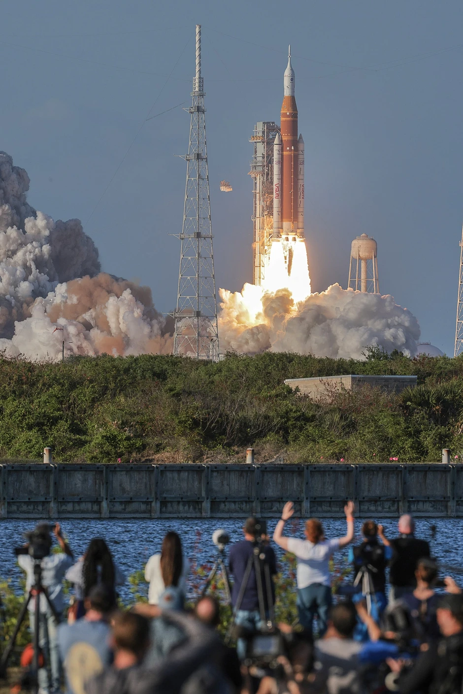 Khoảnh khắc quan trọng của nhân loại: Con tàu đưa 4 phi hành gia trở lại khám phá Mặt trăng lần đầu sau hơn 50 năm đã cất cánh!