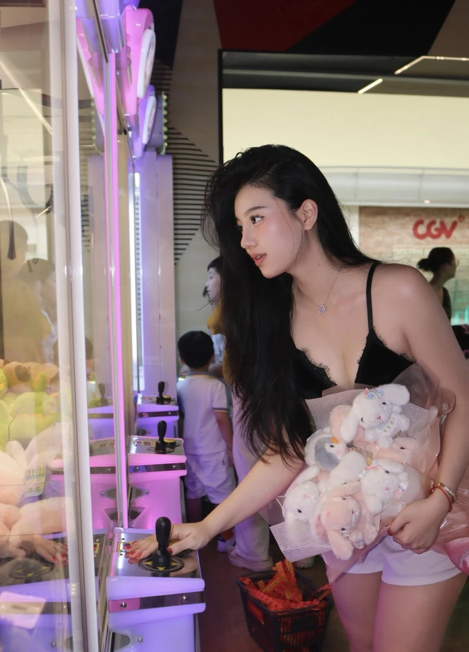 Khoảnh khắc "gắp thú bông" của hot girl xinh đẹp khiến người xem phải thốt lên "tuyệt đối điện ảnh" Khoảnh khắc "gắp thú bông" của hot girl xinh đẹp khiến người xem phải thốt lên "tuyệt đối điện ảnh"