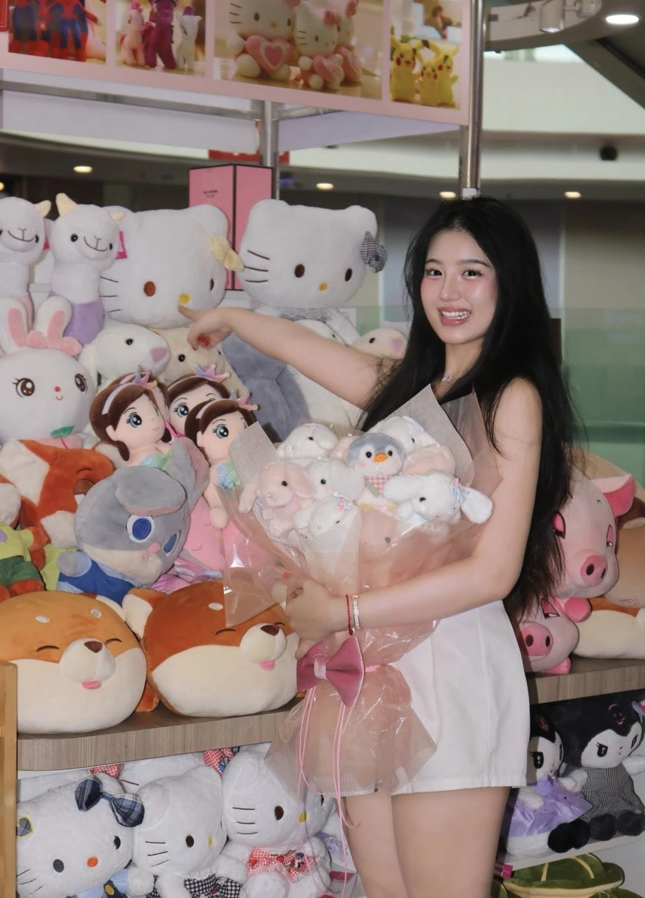 Khoảnh khắc "gắp thú bông" của hot girl xinh đẹp khiến người xem phải thốt lên "tuyệt đối điện ảnh" Khoảnh khắc "gắp thú bông" của hot girl xinh đẹp khiến người xem phải thốt lên "tuyệt đối điện ảnh"