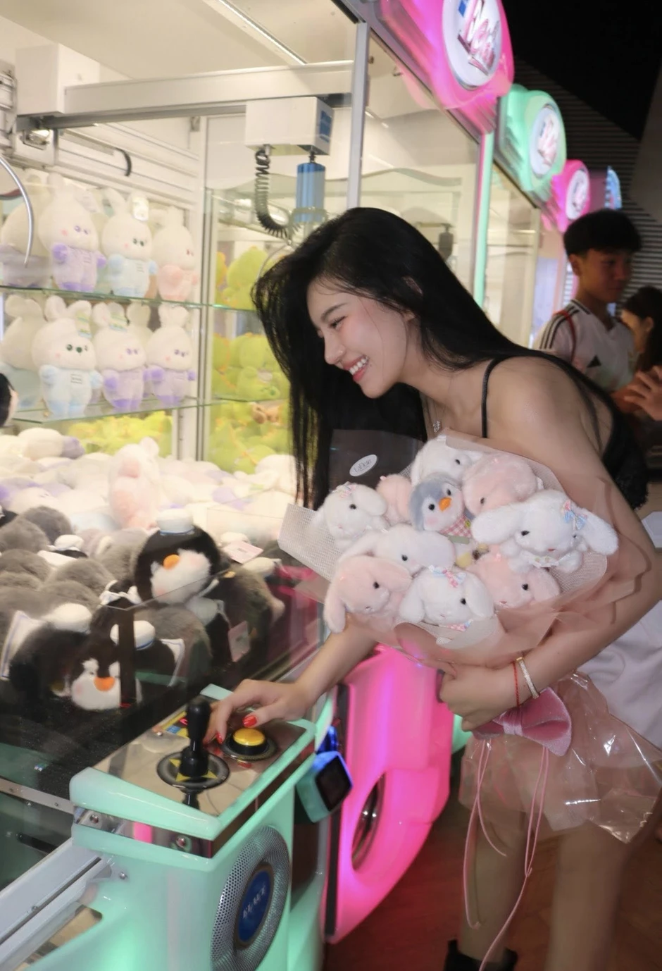 Khoảnh khắc "gắp thú bông" của hot girl xinh đẹp khiến người xem phải thốt lên "tuyệt đối điện ảnh" Khoảnh khắc "gắp thú bông" của hot girl xinh đẹp khiến người xem phải thốt lên "tuyệt đối điện ảnh"