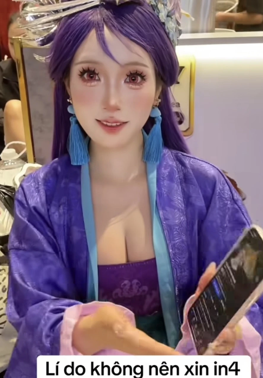 Không ngại lộ khuyết điểm, nữ Coser công khai mặt mộc trước khi trang điểm, kết quả sau cùng mới là thứ khiến dân mạng "bùng nổ"