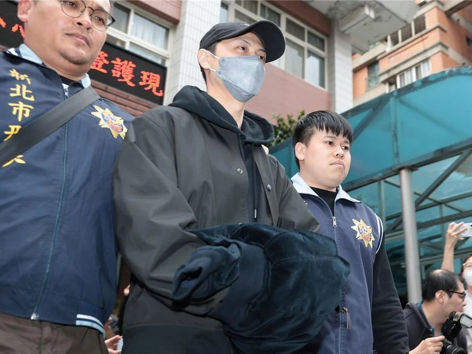 Không phải tin đùa ngày Cá tháng 4: Nam diễn viên bị còng tay, bắt giữ khẩn cấp