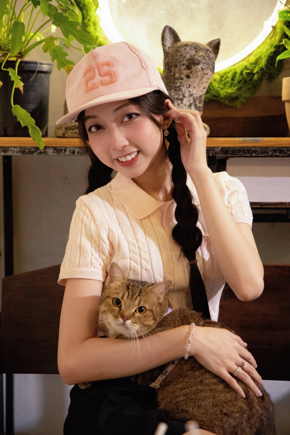 Không thể rời mắt khỏi nhan sắc ấn tượng của nữ MC tân binh đang "làm mưa làm gió" làng game Việt