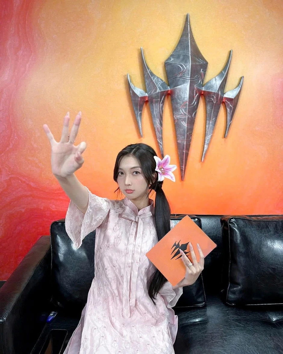 Không thể rời mắt khỏi nhan sắc ấn tượng của nữ MC tân binh đang "làm mưa làm gió" làng game Việt