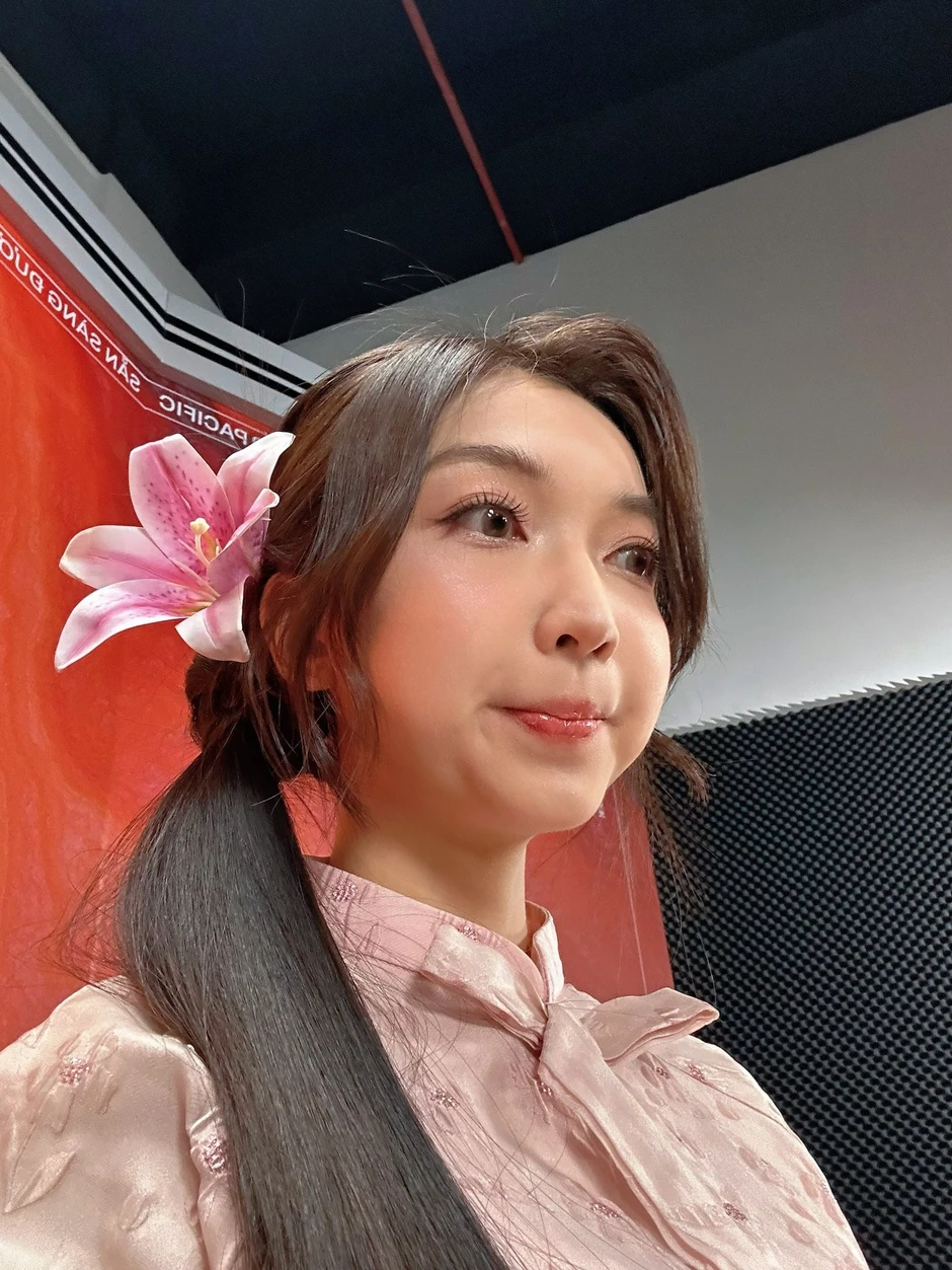 Không thể rời mắt khỏi nhan sắc ấn tượng của nữ MC tân binh đang "làm mưa làm gió" làng game Việt