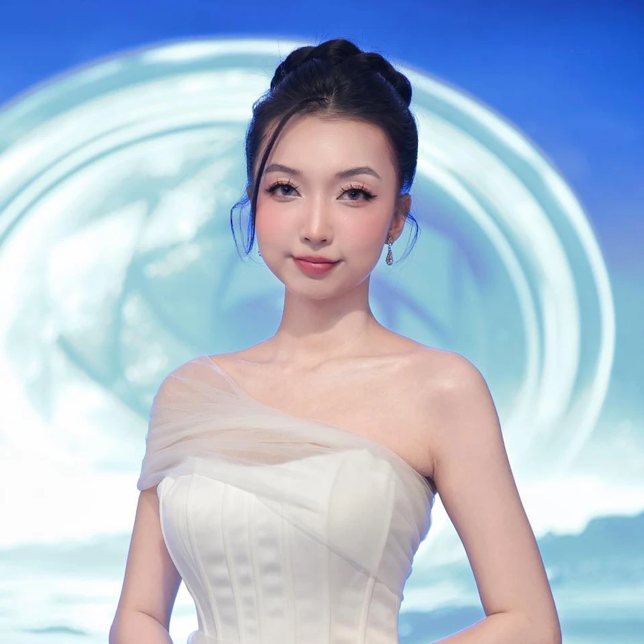 Không thể rời mắt khỏi nhan sắc ấn tượng của nữ MC tân binh đang "làm mưa làm gió" làng game Việt