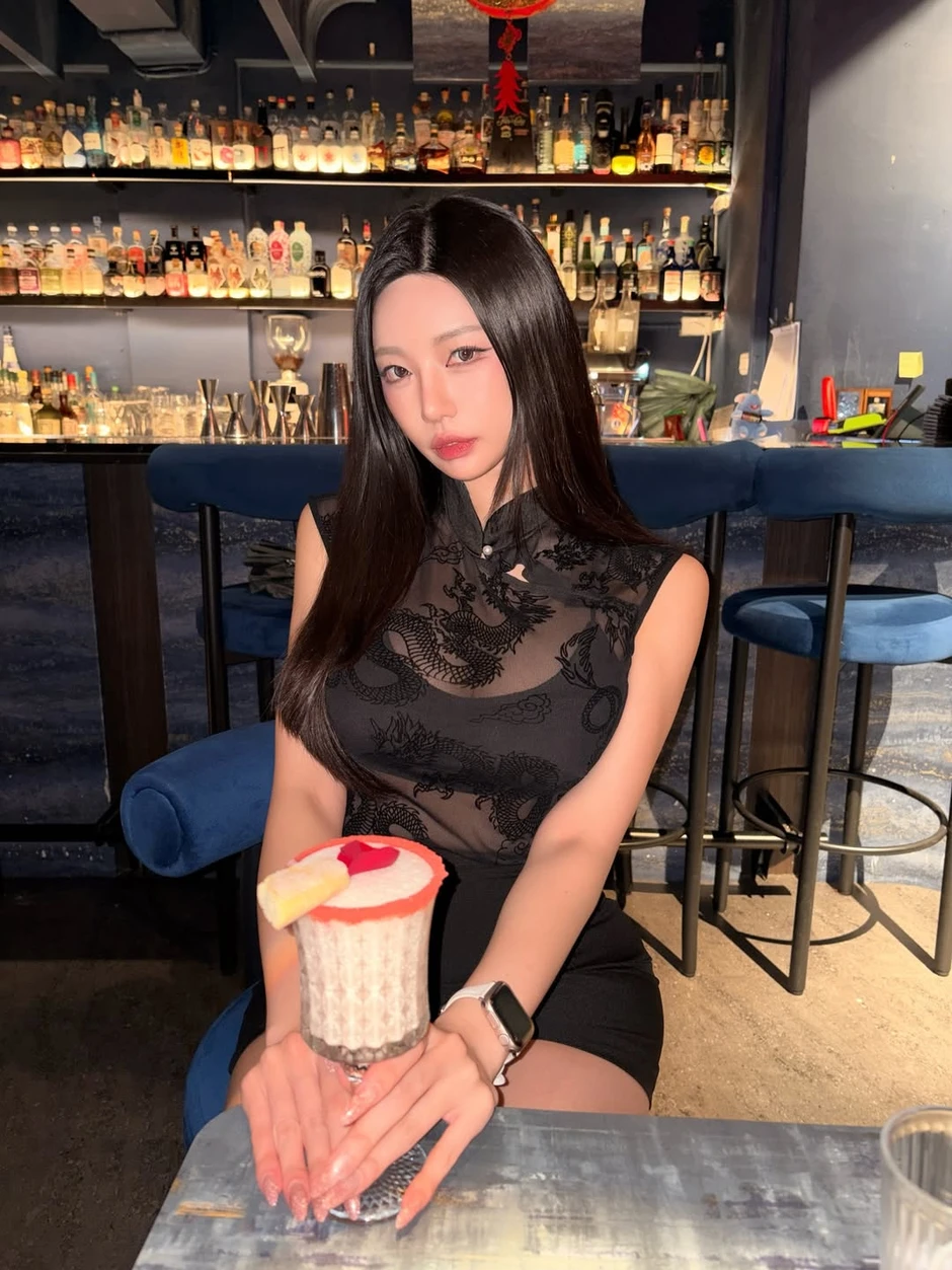 Không thể rời mắt khỏi nhan sắc "đời thực" của nữ chính trong game tình cảm bom tấn Five Hearts Under One Roof