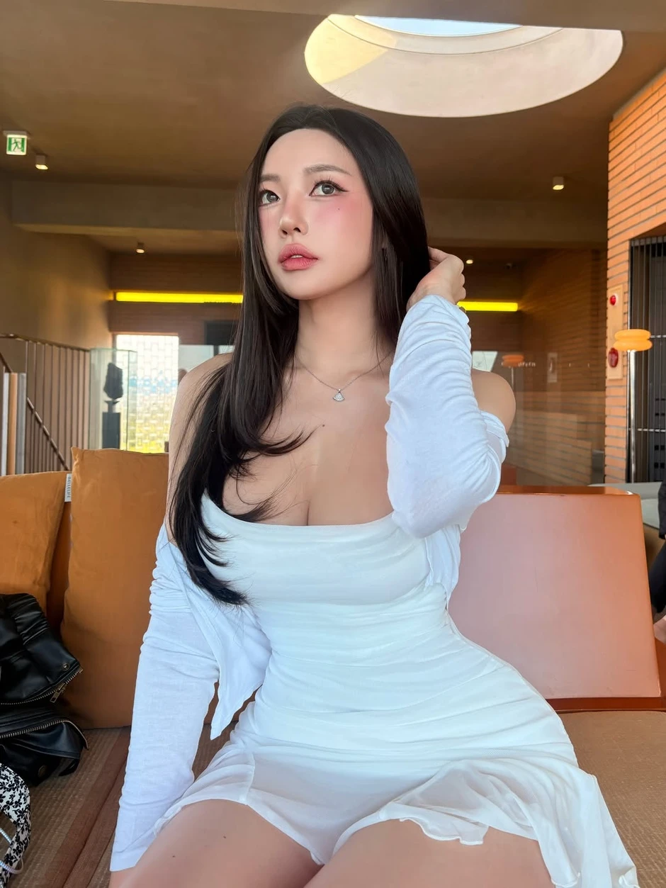 Không thể rời mắt khỏi nhan sắc "đời thực" của nữ chính trong game tình cảm bom tấn Five Hearts Under One Roof