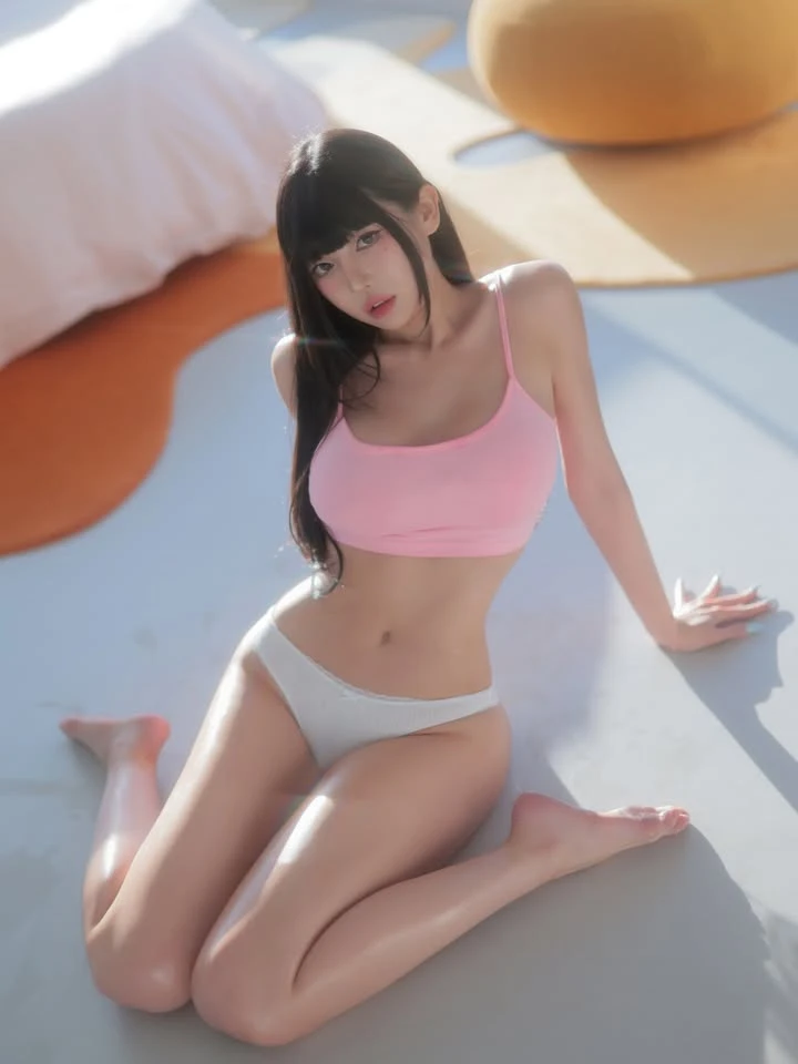 Không thể rời mắt khỏi nhan sắc "đời thực" của nữ chính trong game tình cảm bom tấn Five Hearts Under One Roof