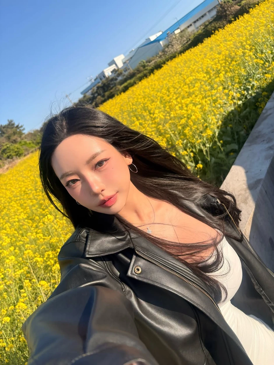 Không thể rời mắt khỏi nhan sắc "đời thực" của nữ chính trong game tình cảm bom tấn Five Hearts Under One Roof