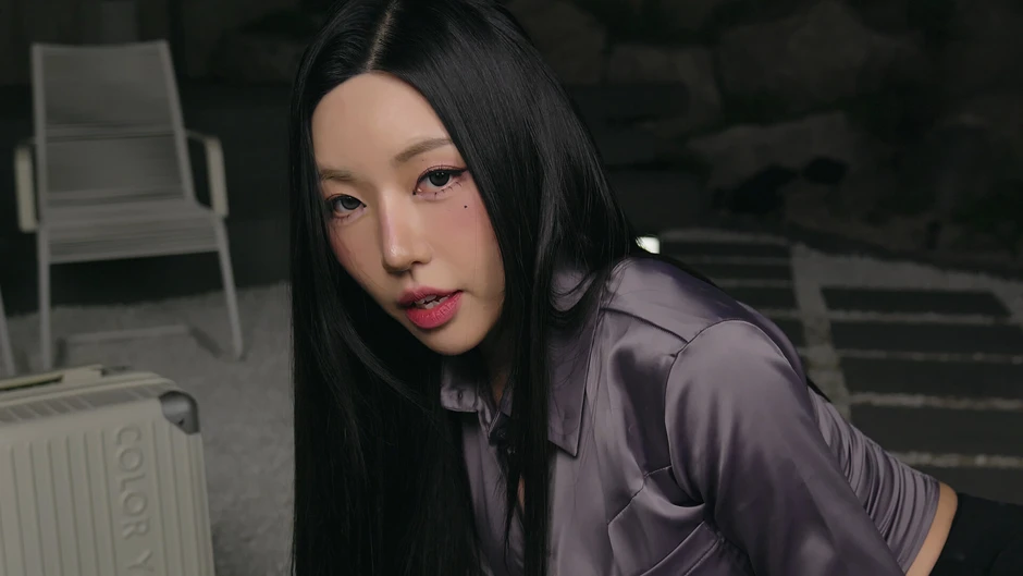 Không thể rời mắt khỏi nhan sắc "đời thực" của nữ chính trong game tình cảm bom tấn Five Hearts Under One Roof