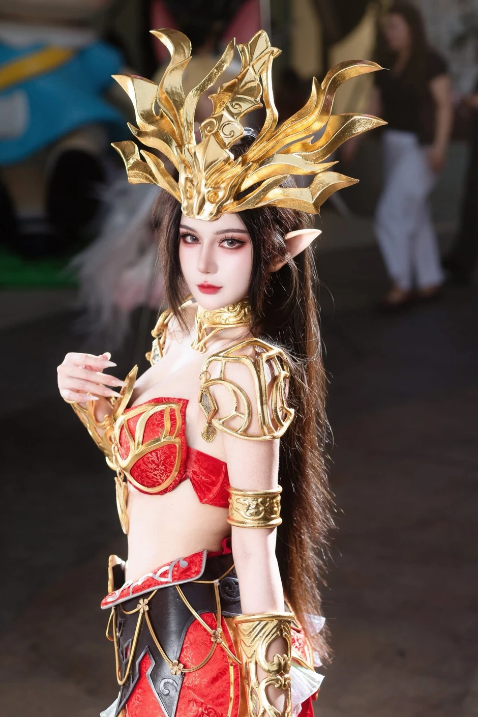 Không thể rời mắt với màn cosplay Mỹ Đỗ Toa Nữ Vương đẹp đến nghẹt thở
