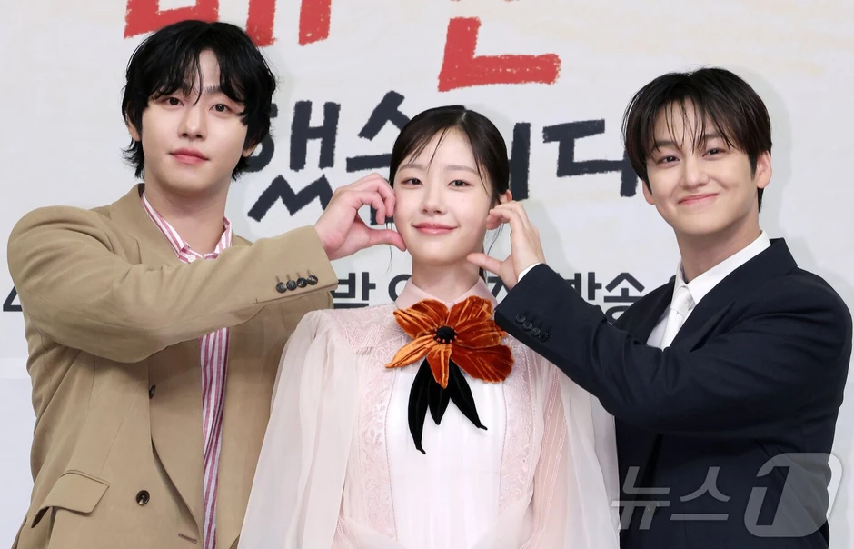 Kim Bum là "ma cà rồng" hay sao mà trẻ mãi không già thế này?