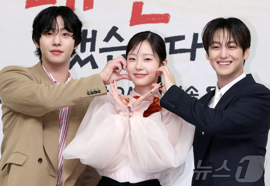 Kim Bum là "ma cà rồng" hay sao mà trẻ mãi không già thế này?