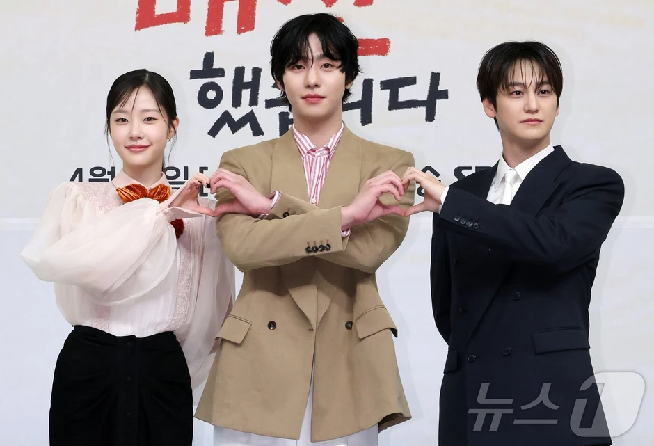 Kim Bum là "ma cà rồng" hay sao mà trẻ mãi không già thế này?