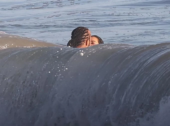 Kim Kardashian và bạn trai mới tình tứ tắm biển