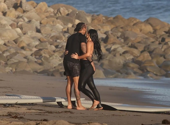 Kim Kardashian và bạn trai mới tình tứ tắm biển