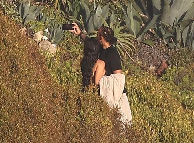 Kim Kardashian và bạn trai mới tình tứ tắm biển