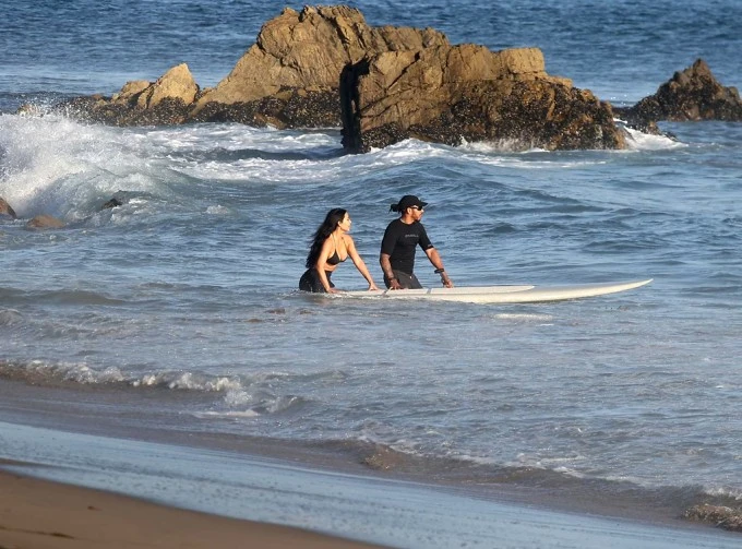 Kim Kardashian và bạn trai mới tình tứ tắm biển