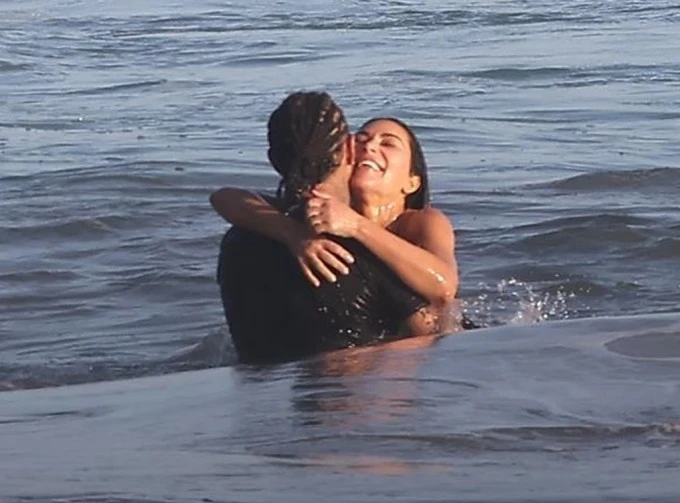 Kim Kardashian và bạn trai mới tình tứ tắm biển