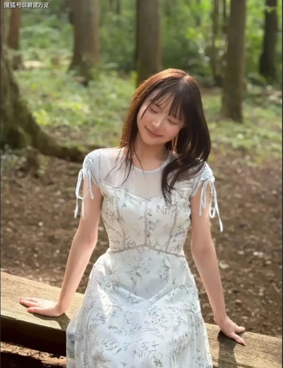 Lại thêm một hot girl tân binh vừa debut, fan bình luận như bước ra từ đồ họa 2D