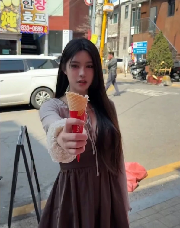 Làm rơi kem ngoài phố, hot girl xinh đẹp có hành động không ngờ, follow tăng chóng mặt