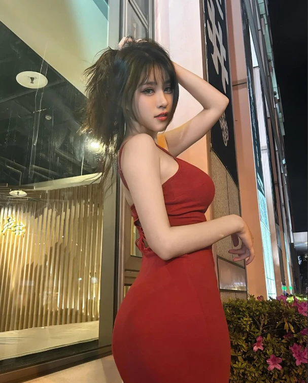 Làm rơi kem ngoài phố, hot girl xinh đẹp có hành động không ngờ, follow tăng chóng mặt