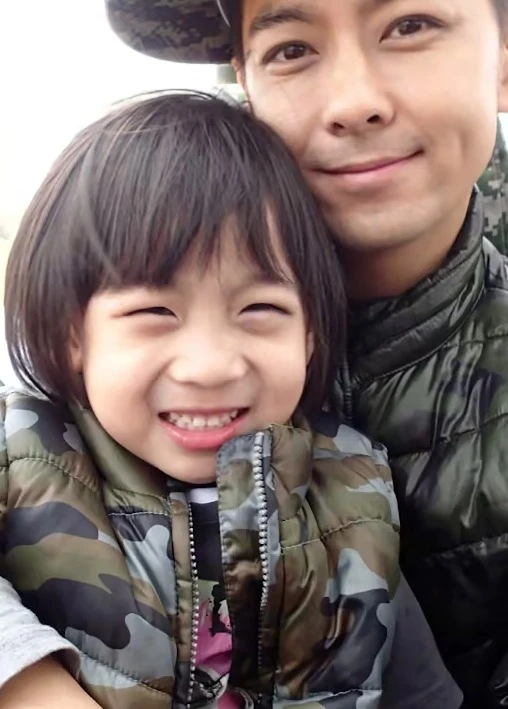 Lần đầu lộ ảnh rõ mặt con trai 17 tuổi của Lâm Chí Dĩnh, netizen không tin nổi vào mắt mình Lần đầu lộ ảnh rõ mặt con trai 17 tuổi của Lâm Chí Dĩnh, netizen không tin nổi vào mắt mình