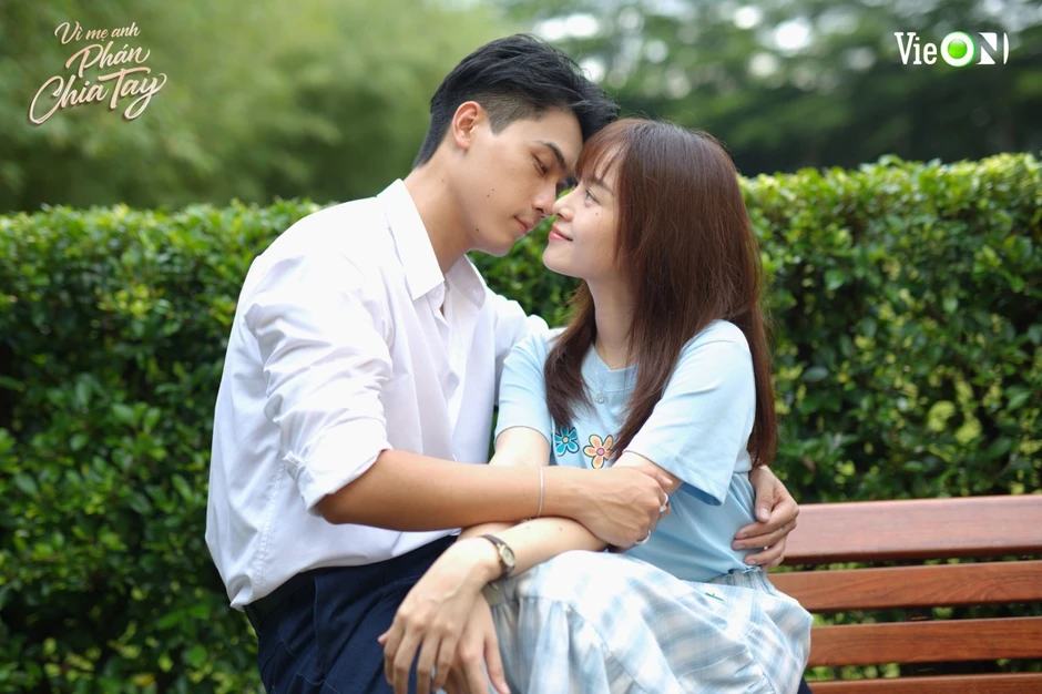 Lê Tam Triều Dâng và Võ Điền Gia Huy lén nắm tay nhau