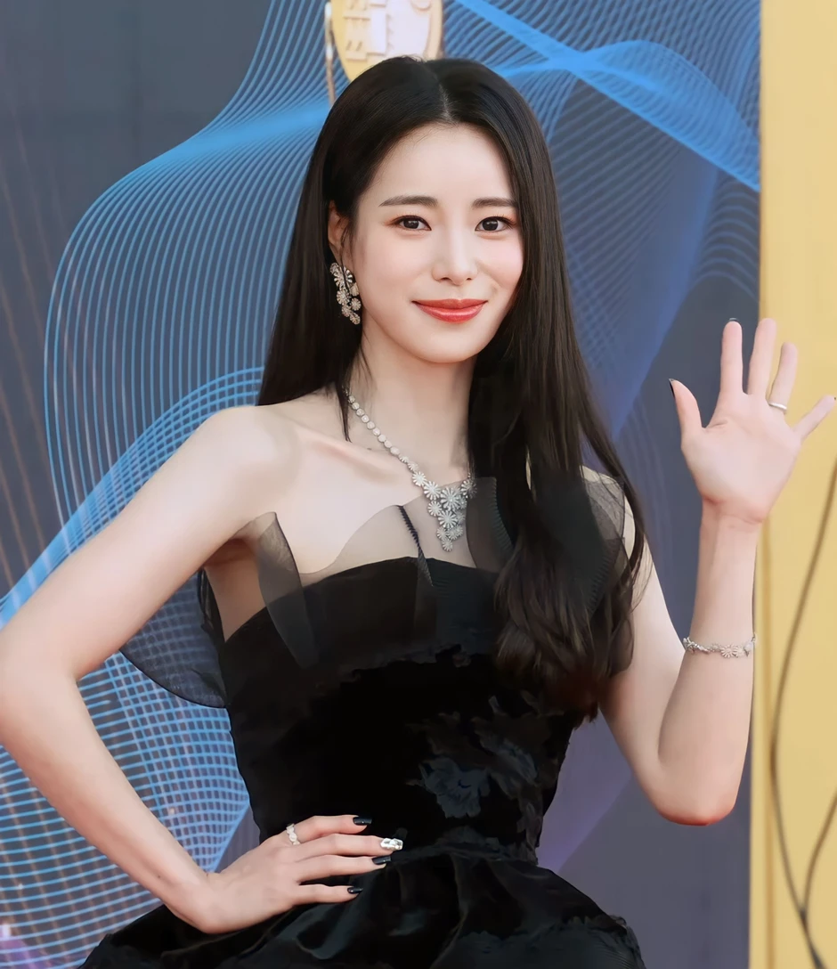 Lim Ji Yeon và Lee Do Hyun cứ đến Cá tháng Tư là lại viral