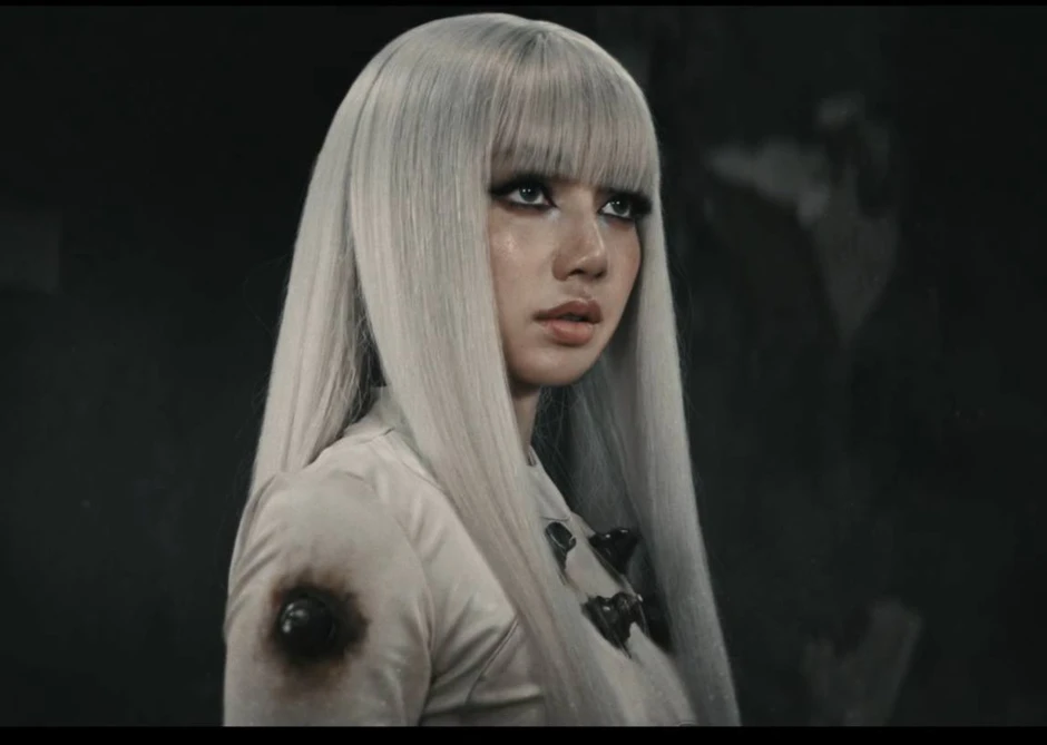 Lisa cứ bốc thế này thì còn lâu mới flop!