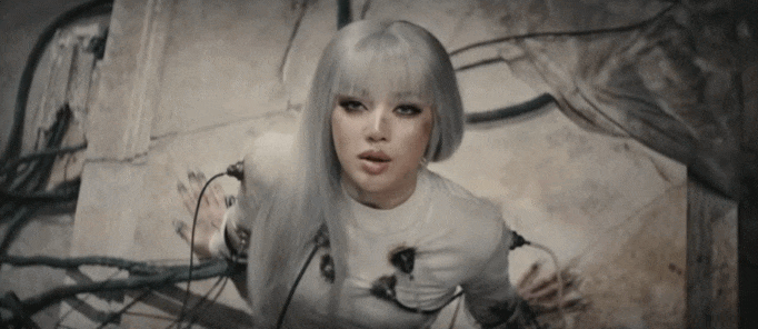 Lisa cứ bốc thế này thì còn lâu mới flop!