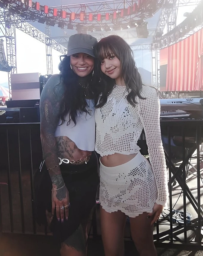 Lisa diện váy ngắn, quẩy hết mình ở Coachella