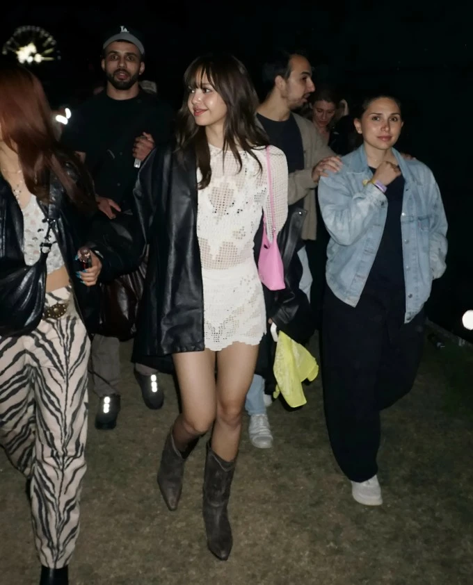 Lisa diện váy ngắn, quẩy hết mình ở Coachella