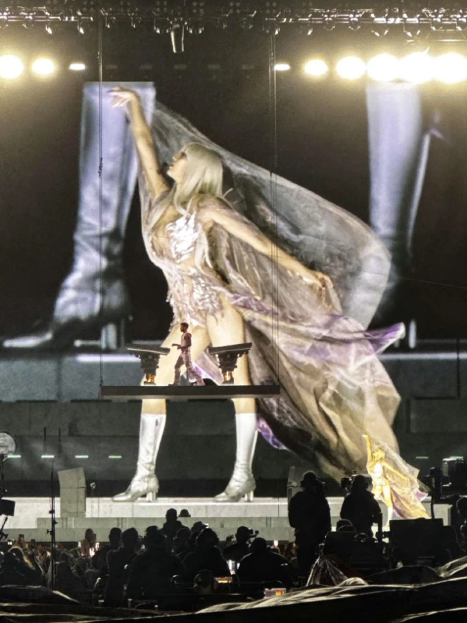 Lisa gây sốt toàn cầu khi hóa thân thiên thần robot trên sân khấu Coachella