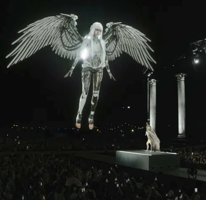 Lisa gây sốt toàn cầu khi hóa thân thiên thần robot trên sân khấu Coachella