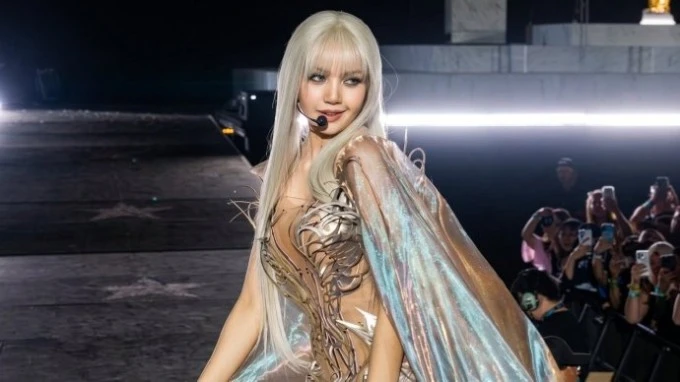 Lisa gây sốt toàn cầu khi hóa thân thiên thần robot trên sân khấu Coachella