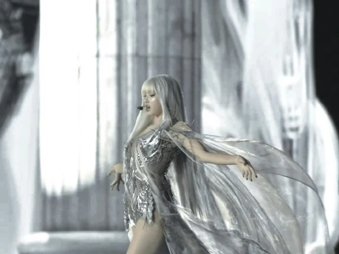 Lisa gây sốt toàn cầu khi hóa thân thiên thần robot trên sân khấu Coachella