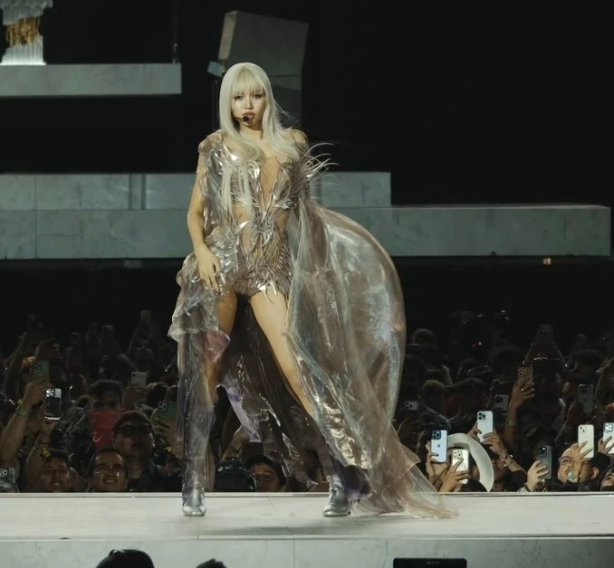 Lisa gây sốt toàn cầu khi hóa thân thiên thần robot trên sân khấu Coachella