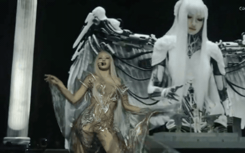 Lisa ở Coachella quá đẹp, nhưng giọng hát thì dở